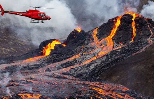 无人机画面显示了冰岛的火山喷发